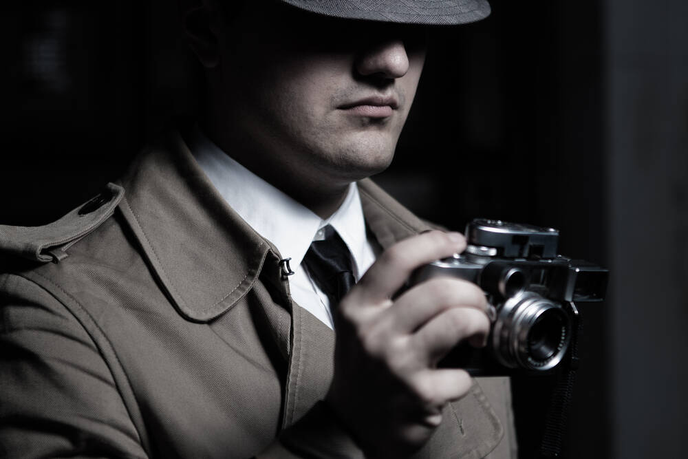 Se puede vigilar al representante con un detective