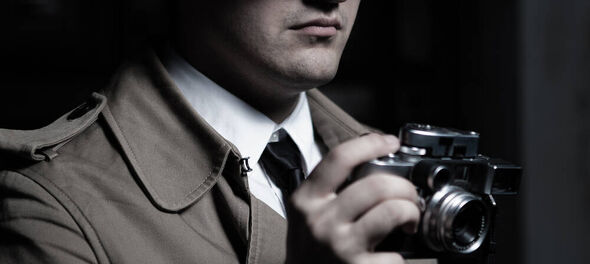 Se puede vigilar al representante con un detective